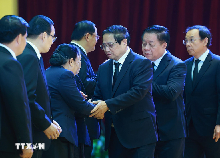 Thủ tướng Phạm Minh Chính chia buồn cùng gia đình nguyên Chủ tịch Đảng Nhân dân Cách mạng Lào, nguyên Chủ tịch nước Lào Khamtay Siphandone. (Ảnh: DƯƠNG GIANG/TTXVN)