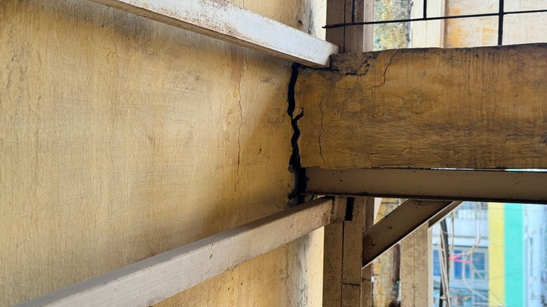 Vết nứt giằng tường thấy ở hầu hết các góc của khu nhà tập thể cũ này. Vết nứt giằng tường thấy ở hầu hết các góc của khu nhà tập thể cũ này.