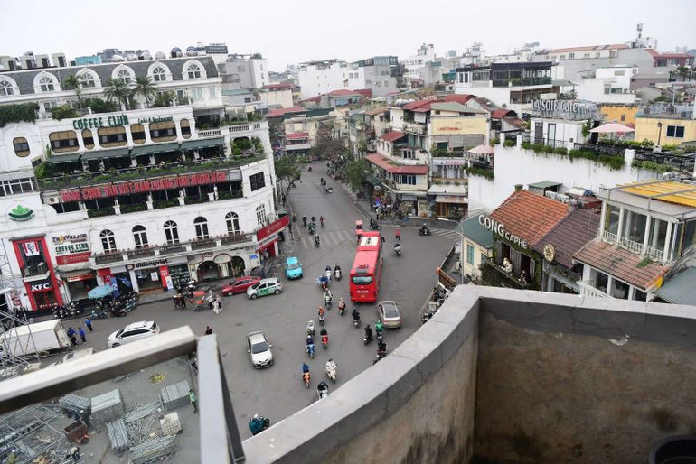 Ngắm dòng xe ngược xuôi dưới phố cổ từ trên tòa nhà. (Ảnh: Thế Dương)