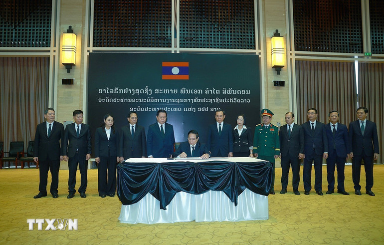 Thủ tướng Phạm Minh Chính viếng nguyên Chủ tịch Đảng Nhân dân Cách mạng Lào, nguyên Chủ tịch nước Lào Khamtay Siphandone. (Ảnh: DƯƠNG GIANG/TTXVN)