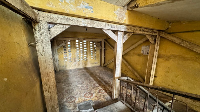 Ghi nhận tại hiện trường, phần lớn các căn hộ trong khu tập thể đã xuống cấp. Hầu hết hộ dân cơi nới để tăng diện tích ở khiến mặt ngoài khu nhà bị biến dạng, nhiều bức tường, nền nhà bị bong tróc, nứt vỡ. Ghi nhận tại hiện trường, phần lớn các căn hộ trong khu tập thể đã xuống cấp. Hầu hết hộ dân cơi nới để tăng diện tích ở khiến mặt ngoài khu nhà bị biến dạng, nhiều bức tường, nền nhà bị bong tróc, nứt vỡ.