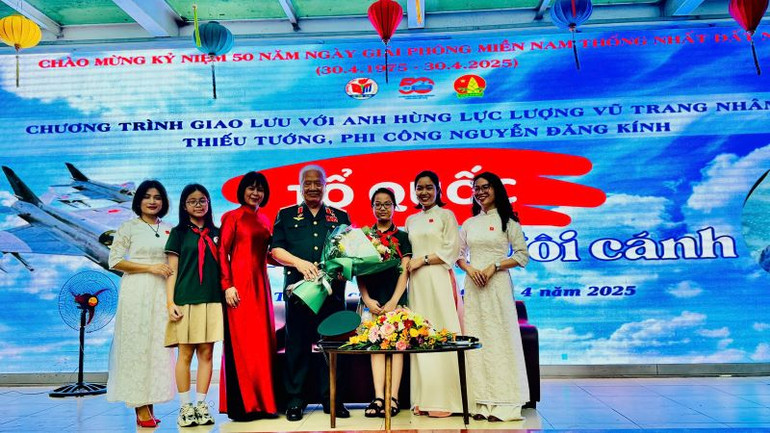 Thiếu tướng Nguyễn Đăng Kính và đại diện giáo viên, học sinh trường Tiểu học Việt Nam-Cuba trong chương trình giao lưu. (Ảnh: HNV)