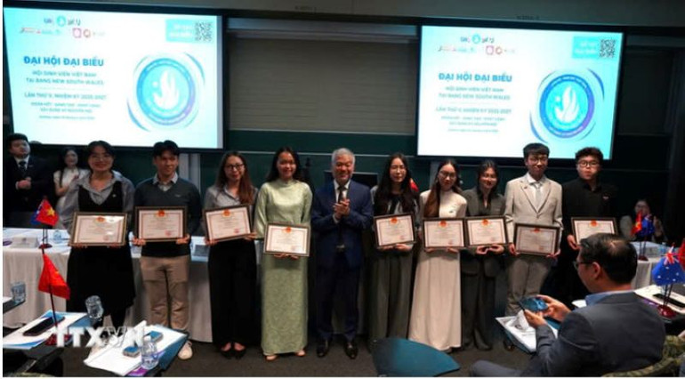 Tặng thưởng Giấy khen của Tổng lãnh sự Việt Nam tại Sydney cho các sinh viên có thành tích xuất sắc năm 2024 được. (Ảnh: Lê Đạt/TTXVN)