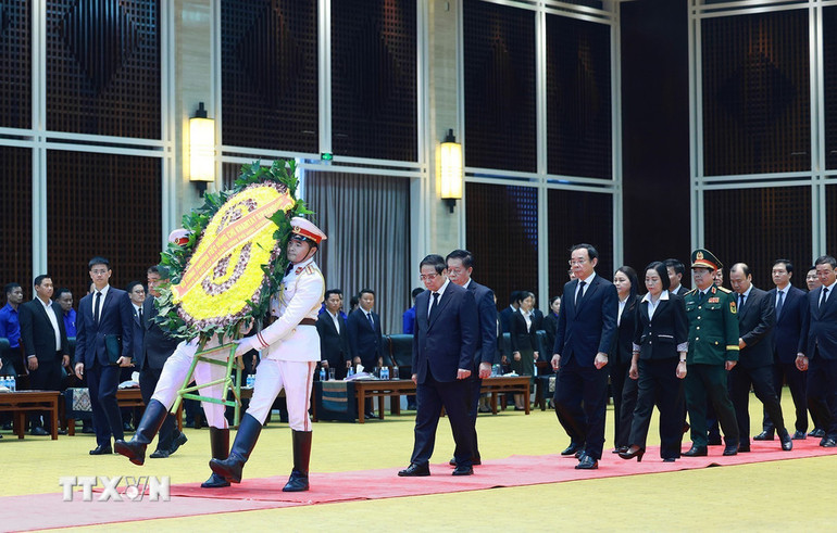 Thủ tướng Phạm Minh Chính dẫn đầu Đoàn đại biểu cấp cao của Chính phủ Việt Nam viếng nguyên Chủ tịch Đảng Nhân dân Cách mạng Lào, nguyên Chủ tịch nước Lào Khamtay Siphandone. (Ảnh: DƯƠNG GIANG/TTXVN)