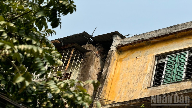 Vết nứt tách khung giữa hai dãy nhà của khu E tại Thành Công, Ba Đình, Hà Nội. Vết nứt tách khung giữa hai dãy nhà của khu E tại Thành Công, Ba Đình, Hà Nội.