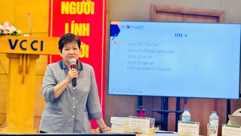 Bà Vũ Kim Anh, Phó Giám đốc Trung tâm nghiên cứu kinh doanh và hỗ trợ doanh nghiệp, Trưởng Ban tổ chức cuộc thi phát biểu tại sự kiện. (Ảnh: HNV)