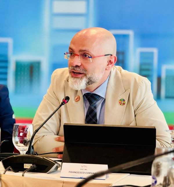 Ngài Francesco Corvaro, Đặc phái viên về biến đối khí hậu của Italia tại phiên thảo luận. (Ảnh: HNV)