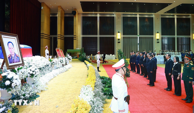 Thủ tướng Phạm Minh Chính dẫn đầu Đoàn đại biểu cấp cao của Chính phủ Việt Nam viếng nguyên Chủ tịch Đảng Nhân dân Cách mạng Lào, nguyên Chủ tịch nước Lào Khamtay Siphandone. (Ảnh: DƯƠNG GIANG/TTXVN)