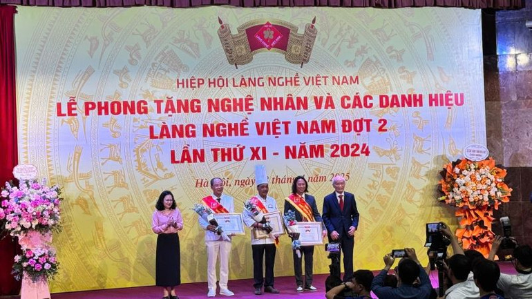 Trao tặng danh hiệu Bảng vàng gia tộc làng nghề Việt 2024. (Ảnh: HNV) Trao tặng danh hiệu Bảng vàng gia tộc làng nghề Việt 2024. (Ảnh: HNV)