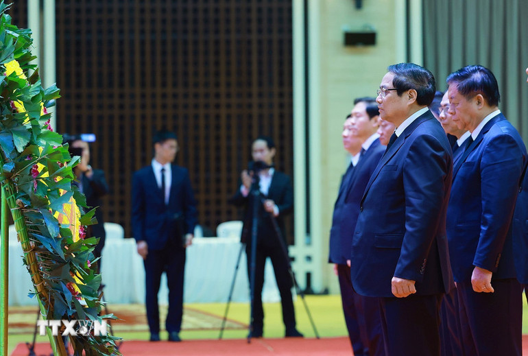 Thủ tướng Phạm Minh Chính viếng nguyên Chủ tịch Đảng Nhân dân Cách mạng Lào, nguyên Chủ tịch nước Lào Khamtay Siphandone. (Ảnh: DƯƠNG GIANG/TTXVN)