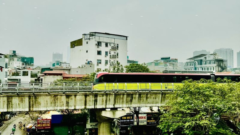 Tàu trên cao tuyến Nhổn-Cầu Giấy-Cát Linh, Hà Nội. (Ảnh: HNV)