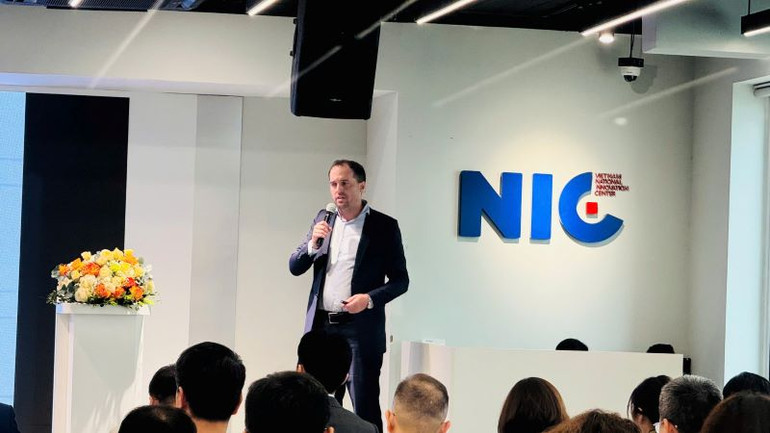 Ông Keith Mark Doten, Giám đốc tư vấn giao dịch PWC tham luận tại hội thảo. (Ảnh: HNV) Ông Keith Mark Doten, Giám đốc tư vấn giao dịch PWC tham luận tại hội thảo. (Ảnh: HNV)