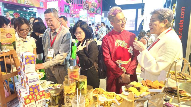 Người tiêu dùng Thái Lan quan tâm hàng Việt tại hội chợ. (Ảnh: PV)