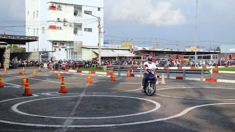 Cảnh sát giao thông sát hạch phần thi thực hành.
