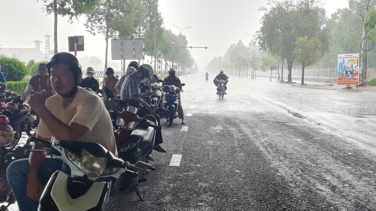 Nhiều người dân chờ mưa dưới gầm cầu.