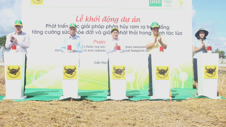 Lễ phát động dự án phát triển giải pháp phân hủy rơm rạ trên đồng ruộng.