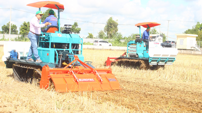 Trình diễn cơ giới hóa trên đồng ruộng.