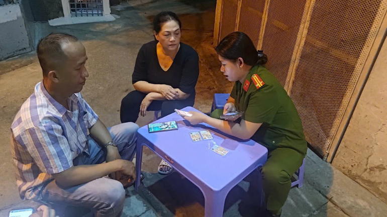 Lực lượng Công an hướng dẫn người dân luôn cả vào thời gian buổi tối