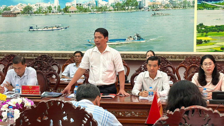 Đại biểu tham dự cuộc họp phát biểu.