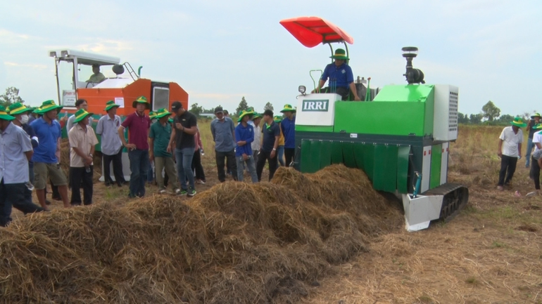 Nông dân tham quan máy trộn rơm.