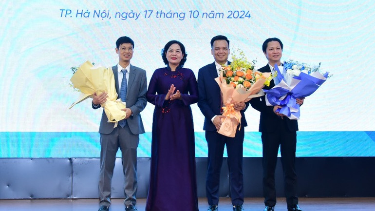 Thống đốc NHNN Việt Nam tặng hoa chúc mừng tân Thành viên HĐQT kiêm Tổng Giám đốc VietinBank (thứ hai từ phải sang).