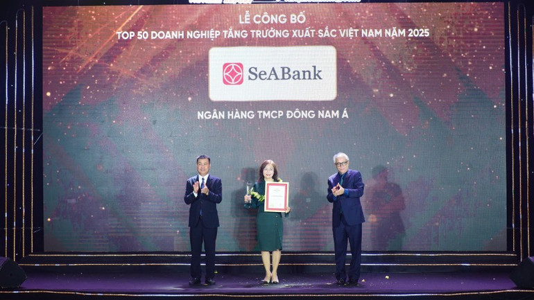 SeABank được vinh danh tại Lễ công bố Bảng xếp hạng Top 500 Doanh nghiệp tăng trưởng nhanh nhất Việt Nam.