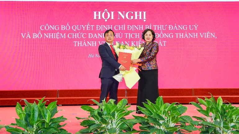 Thống đốc Ngân hàng Nhà nước Nguyễn Thị Hồng trao các quyết định cho ông Tô Huy Vũ.