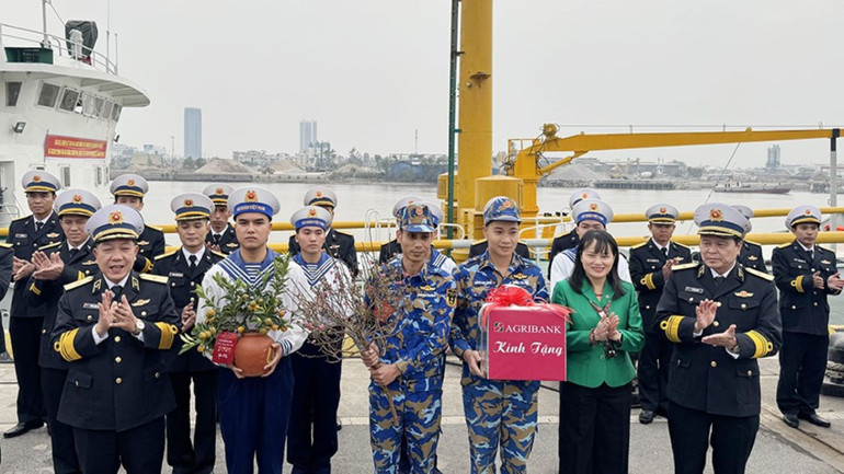 Đoàn công tác cùng những phần quà ý nghĩa đặc trưng của ngày Tết trên chuyến tàu chuyển đến chiến sĩ, bà con nhân dân trên huyện đảo Bạch Long Vĩ.
