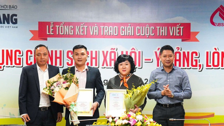 Ban tổ chức trao tặng các tác giả đạt giải nhì cuộc thi.