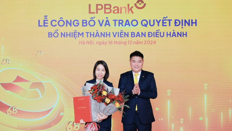 Bà Nguyễn Hồng Nhung nhận quyết định bổ nhiệm Thành viên Ban điều hành.