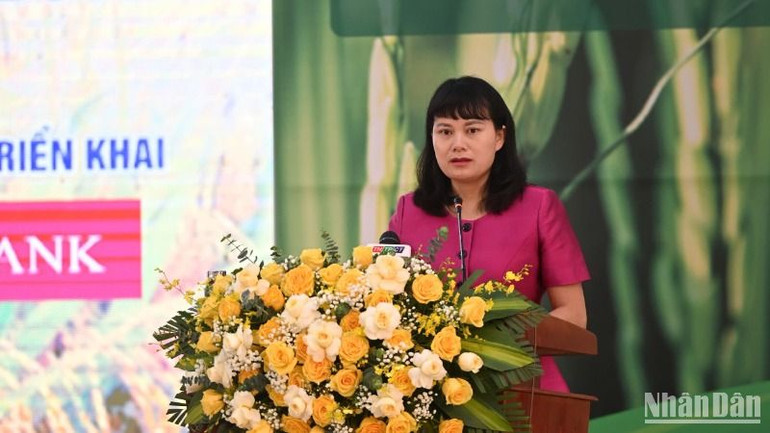 Phó Tổng Giám đốc Agribank Phùng Thị Bình chia sẻ ý kiến tại Hội nghị.