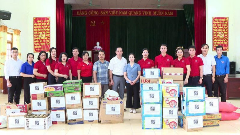 Cán bộ, người lao động Agribank ủng hộ kịp thời các nhu yếu phẩm thiết yếu hỗ trợ người dân tại các vùng bão, lũ.