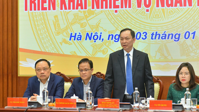 Phó Thống đốc Đào Minh Tú phát biểu tại cuộc họp báo. Phó Thống đốc Đào Minh Tú phát biểu tại cuộc họp báo.