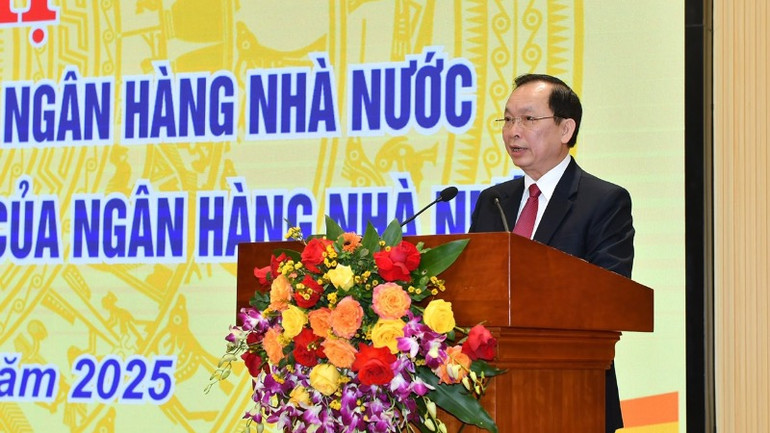 Phó Thống đốc Thường trực Ngân hàng Nhà nước Đào Minh Tú công bố quyết định tại Hội nghị.