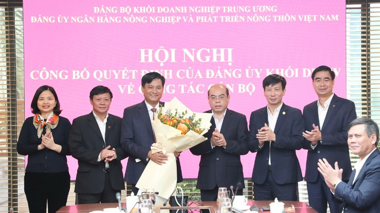 Ban Thường vụ Đảng ủy Agribank tặng hoa chúc mừng đồng chí Phạm Toàn Vượng.