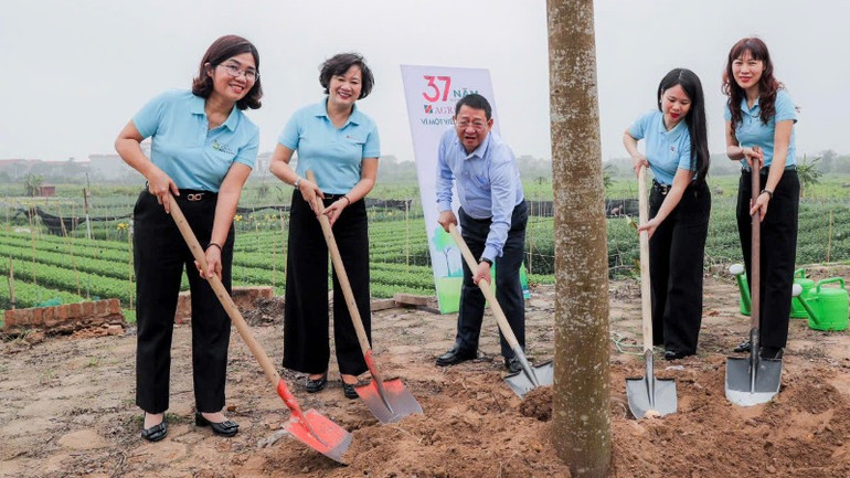 Lãnh đạo Ủy ban nhân dân huyện Mê Linh và Agribank tham gia trồng cây. Lãnh đạo Ủy ban nhân dân huyện Mê Linh và Agribank tham gia trồng cây.