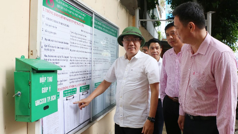 Tổng Giám đốc Ngân hàng Chính sách xã hội Dương Quyết Thắng kiểm tra hoạt động tín dụng chính sách tại chi nhánh Thành phố Hồ Chí Minh. Tổng Giám đốc Ngân hàng Chính sách xã hội Dương Quyết Thắng kiểm tra hoạt động tín dụng chính sách tại chi nhánh Thành phố Hồ Chí Minh.