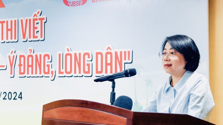 Tổng Biên tập Thời báo Ngân hàng Hoàng Thanh Nhàn phát biểu tại cuộc họp báo.