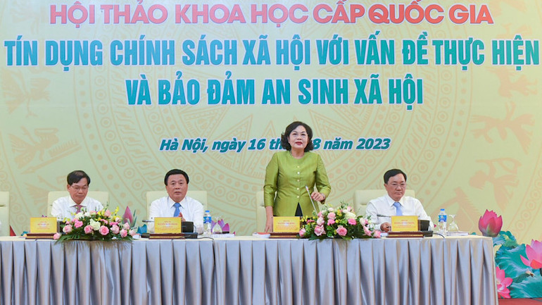 Thống đốc Ngân hàng Nhà nước Việt Nam kiêm Chủ tịch Hội đồng quản trị Ngân hàng Chính sách xã hội Nguyễn Thị Hồng phát biểu tại Hội thảo.