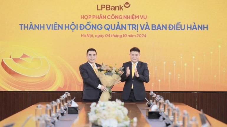 Chủ tịch HĐQT LPBank Nguyễn Đức Thụy (phải) tặng hoa chúc mừng cho ông Hồ Nam Tiến – Phó Chủ tịch thường trực HĐQT (trái)