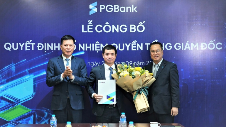 Đại diện Ban Lãnh đạo Ngân hàng PGBank chúc mừng quyền Tổng Giám đốc mới.