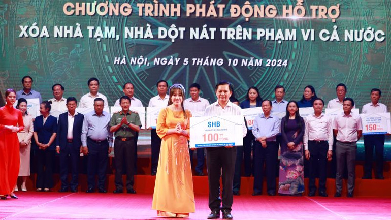 Bà Ninh Thị Lan Phương – Phó Tổng Giám đốc SHB đại diện Ngân hàng trao tặng 100 tỷ đồng cho tỉnh Sóc Trăng.