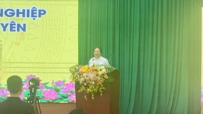 Bà Nguyễn Thị Vinh, Tổng Giám đốc Công ty cổ phần Thương mại Thái Hưng phát biểu ý kiến tại Hội nghị.