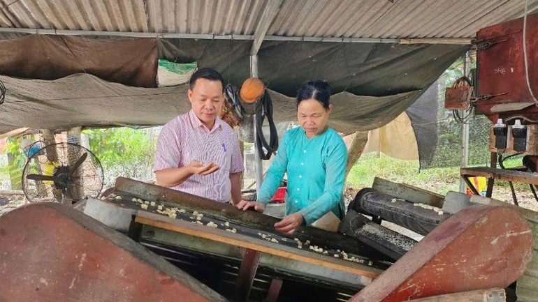 Cán bộ tín dụng chính sách luôn bám sát cơ sở, gắn bó với hộ dân nghèo trong việc hướng dẫn họ vay vốn và sử dụng vốn hiệu quả. Cán bộ tín dụng chính sách luôn bám sát cơ sở, gắn bó với hộ dân nghèo trong việc hướng dẫn họ vay vốn và sử dụng vốn hiệu quả.