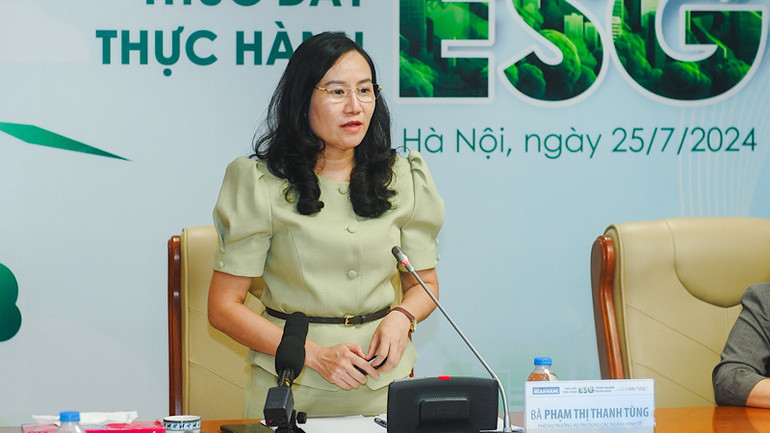 Bà Phạm Thị Thanh Tùng phát biểu tại tọa đàm.