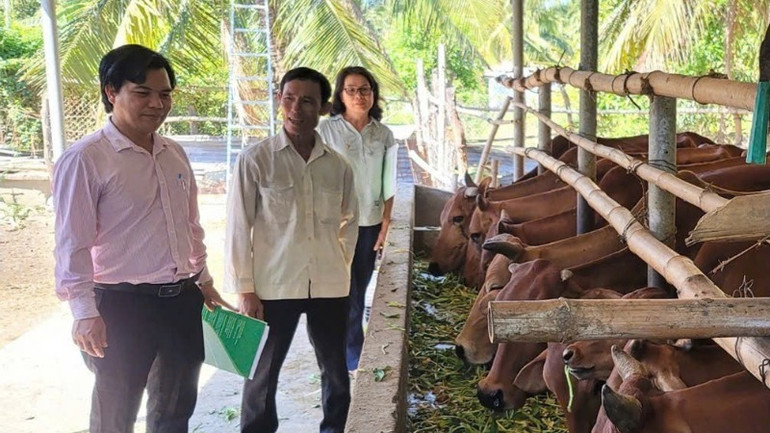 Cán bộ tín dụng của Ngân hàng Chính sách xã hội tỉnh Ninh Thuận kiểm tra mô hình vay vốn.