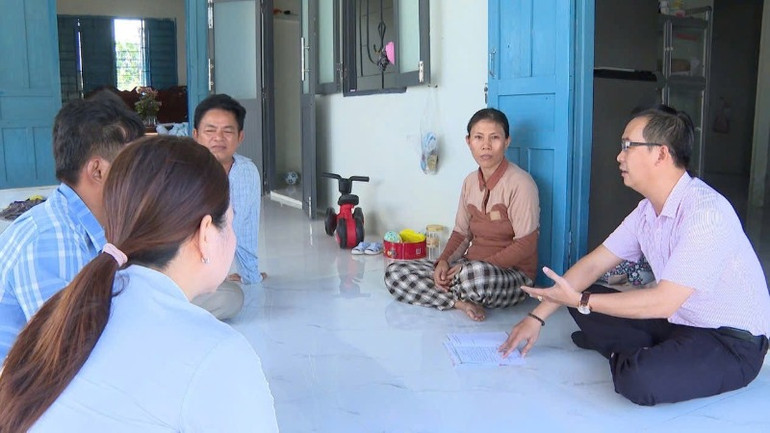 Cán bộ tín dụng Ngân hàng Chính sách xã hội tỉnh Ninh Thuận thăm hỏi hộ gia đình vay vốn.