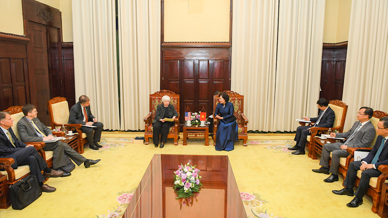 Hai bên trao đổi về các vấn đề trong lĩnh vực ngân hàng.