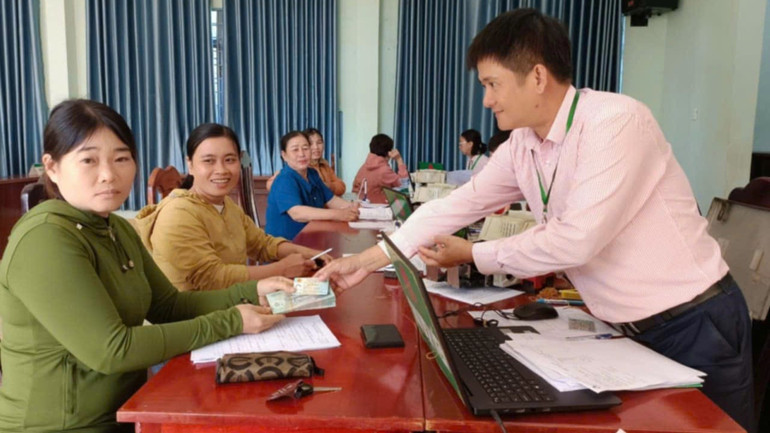 Nguồn vốn tín dụng chính sách đã được chuyển tải đến 100% hộ nghèo, gia đình đồng bào dân tộc thiểu số khó khăn.