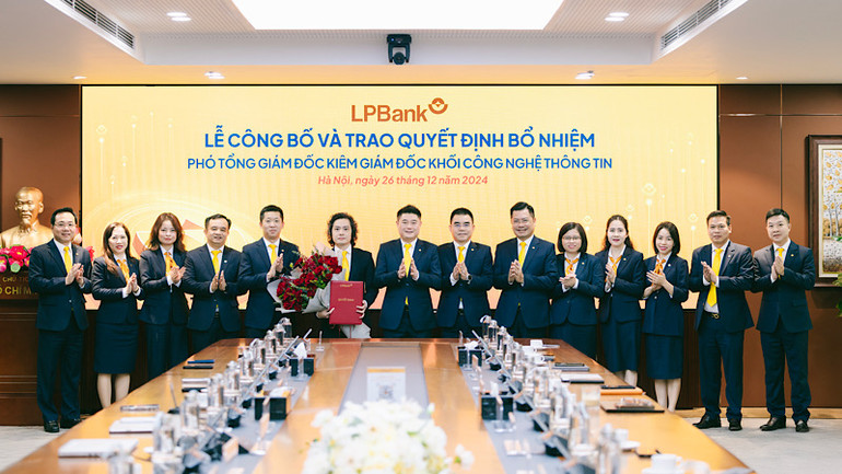 Các thành viên HĐQT, Ban kiểm soát và Ban điều hành chúc mừng Phó Tổng Giám đốc Lưu Danh Đức.